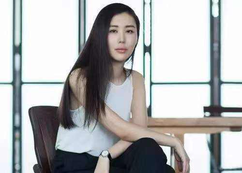 原创上海美女，嫁给比自己大30岁的房地产富豪，却自己花200万买豪车