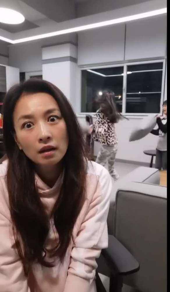 张庭不美颜又黑又老,穿的再年轻漂亮,这脸松弛下垂发腮明显啊_那一种