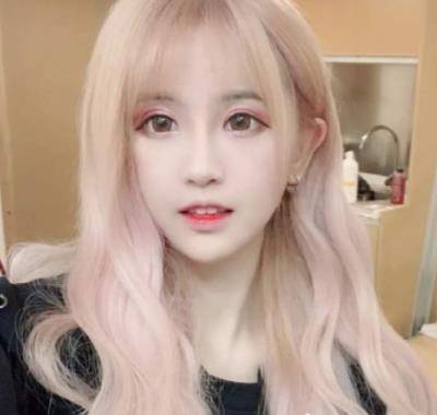 原创顾茜茜首次挑战黄色头发看到她戴眼镜的样子确定不是杨清柠