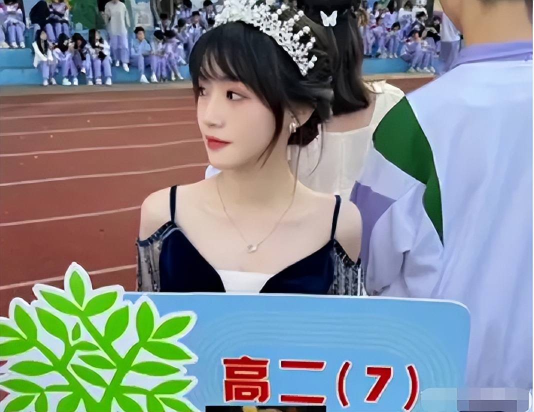 原创高三运动会举牌女生火了长相清纯神似鞠婧祎评论区却恶意满满