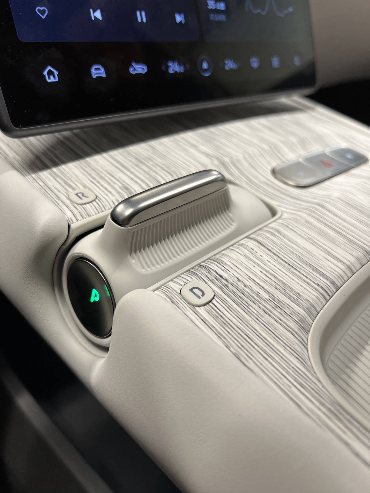 内饰方面,蔚来et7的白色内饰不错,简约风格,但是看着蛮舒服的,晚上