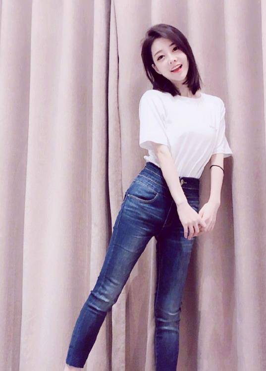 原创皱巴巴的紧身牛仔裤冯提莫再现170的身高感觉不现实