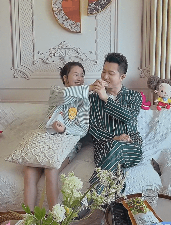 原创央视红果果晒近况二胎产后半年身材圆润和绿泡泡互相恩爱投喂