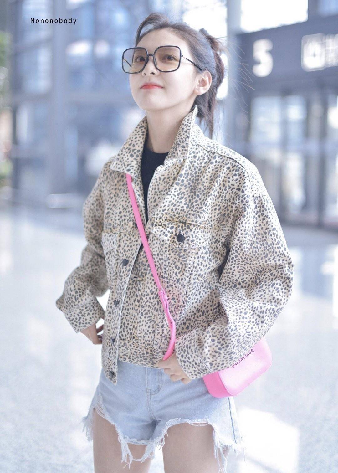 初恋脸女星章若楠走机场,灰卫衣蓝帽子美到发光 网友:爱死她了_look_