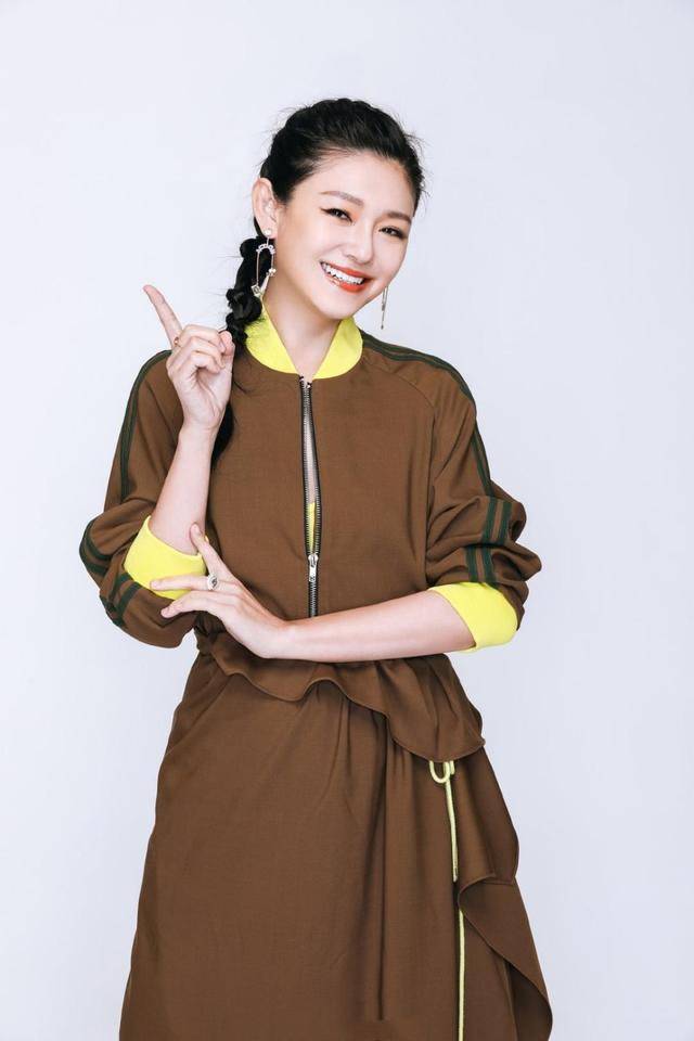 大s的腿上看上去更长,宝蓝色高跟鞋色彩非常的跳脱,和棕色也非常搭配