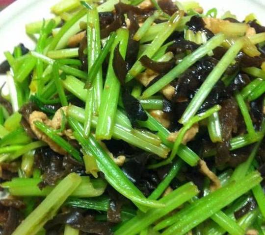 芹菜搭配此物,滋阴养颜又补血,老少皆宜,美味下饭,清肠排毒_营养_效果