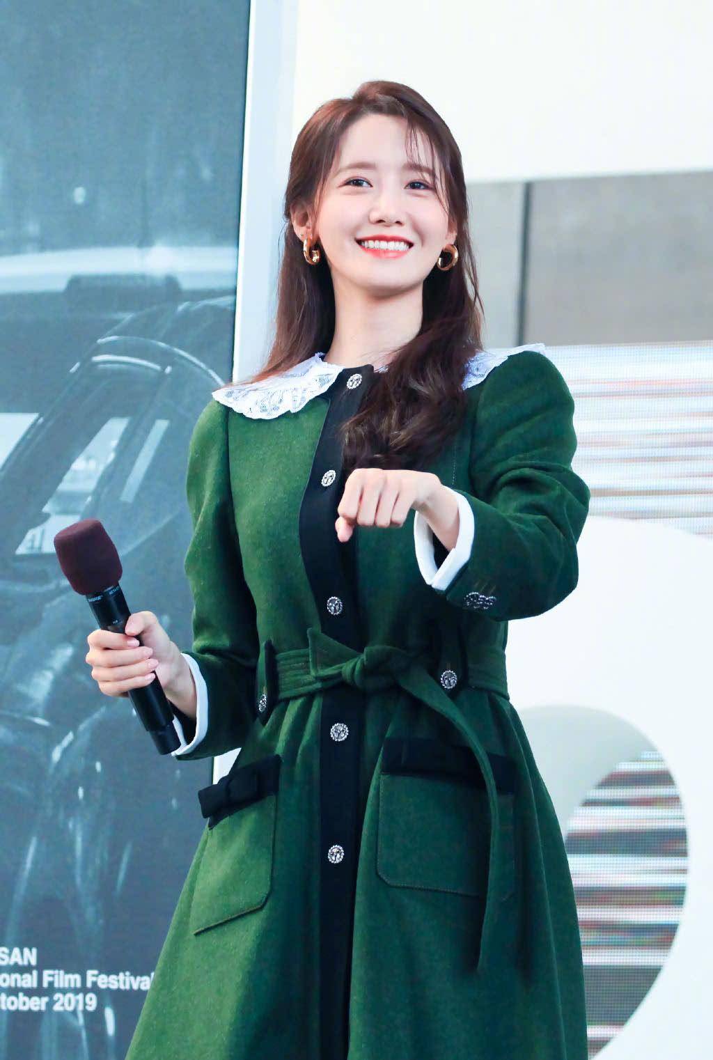 林允儿不愧"南韩颜霸",一袭粉色雪纺时尚裙,真的30岁?_长发_白色_显得