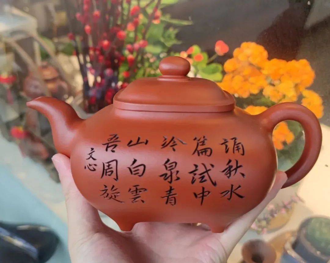 文心老师壶艺欣赏张成华在紫砂泥料选择时,充分考虑陶刻效果和自己