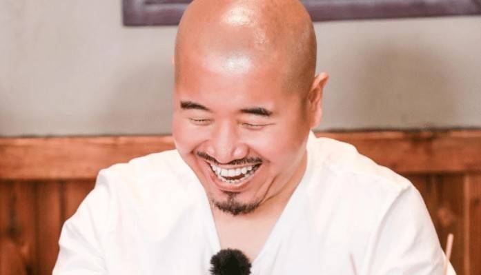 的表情,都让观众印象深刻,其实在二人转圈子里,王小利已经成名多年了