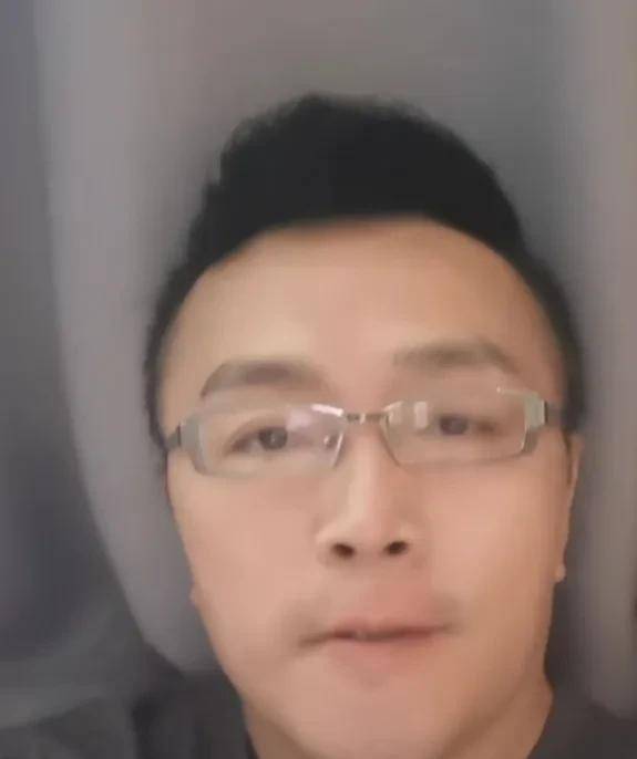 很多人对主持人王朝晖的印象不仅仅是儒雅帅气的外表