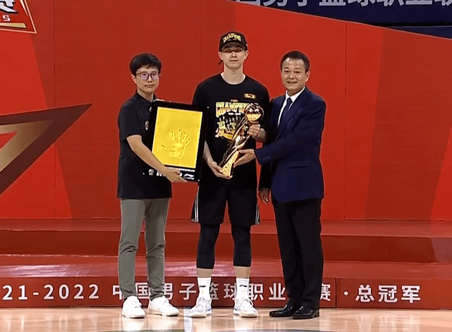 原创杨鸣真懂事颁奖典礼拒当主角被外援亲吻82岁老帅捧起冠军奖杯