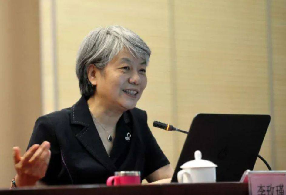 "反之有些孩子专注能力表现会很差,经常忍不住四处张望,老师讲课时,会