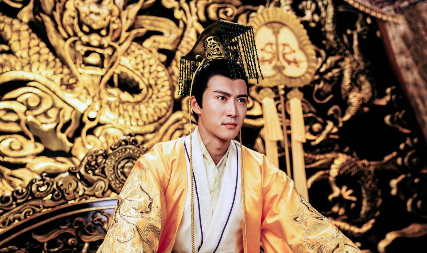 邕诛杀了权相宇文护,彻底改变了北周君权旁落格局,而杨坚也因此成了