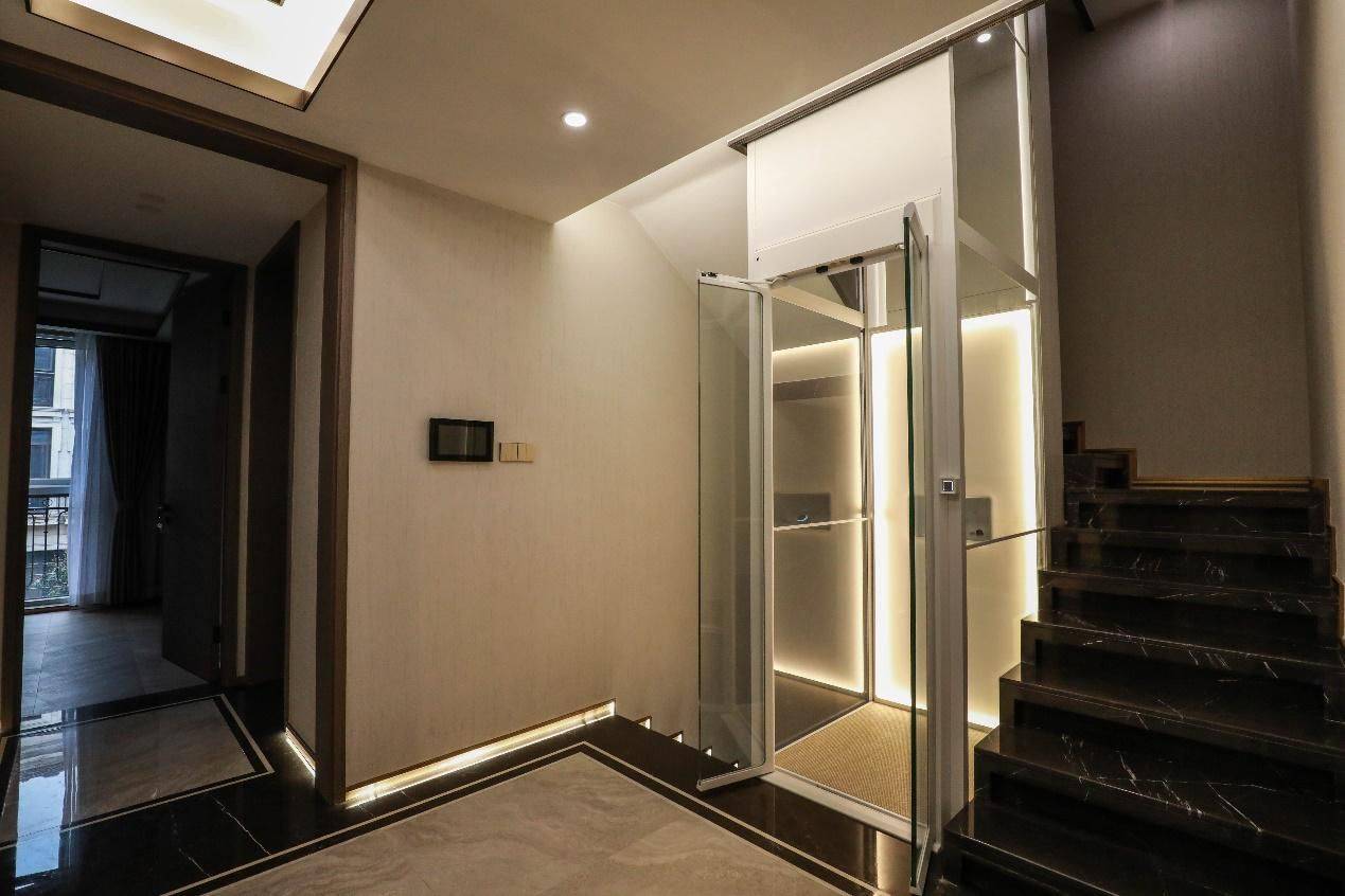 所以很多电梯的安装也是安装在楼梯中间,将家用电梯和楼梯完美融合,也