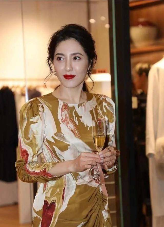 原创曾黎侧颜看老了很多45岁皮肤状态一看就是大妈没什么气质了