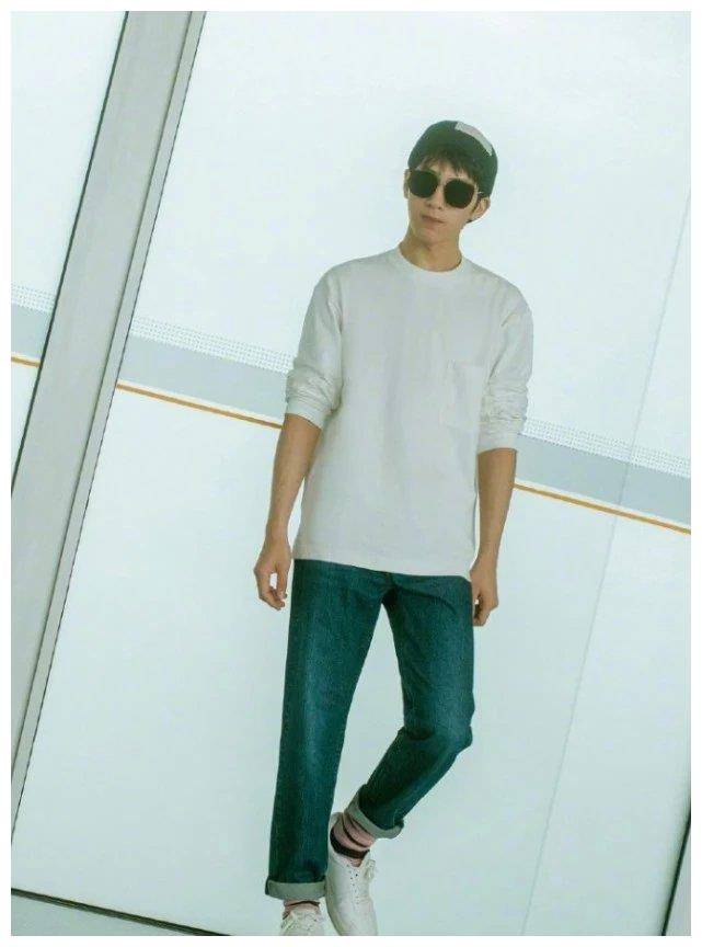 原创井柏然嫌粉色袜不好看在上面粘了圈胶带和小白鞋搭巨潮