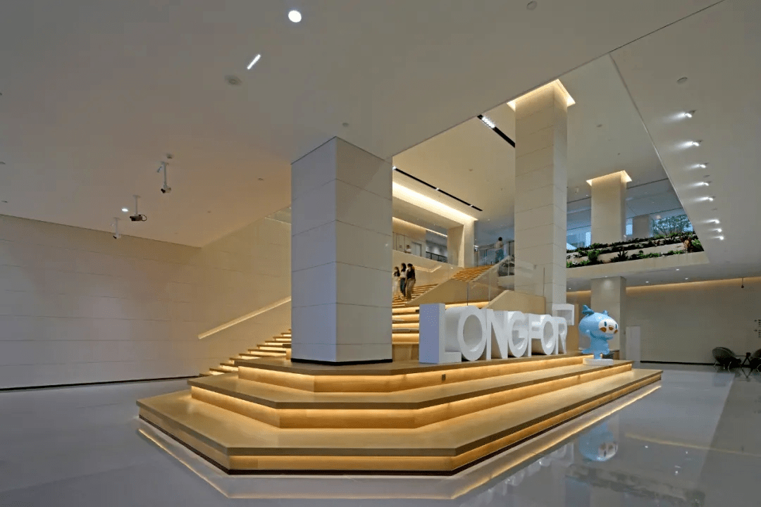 改造后的龙湖总部办公楼改造前的北五环汽配城