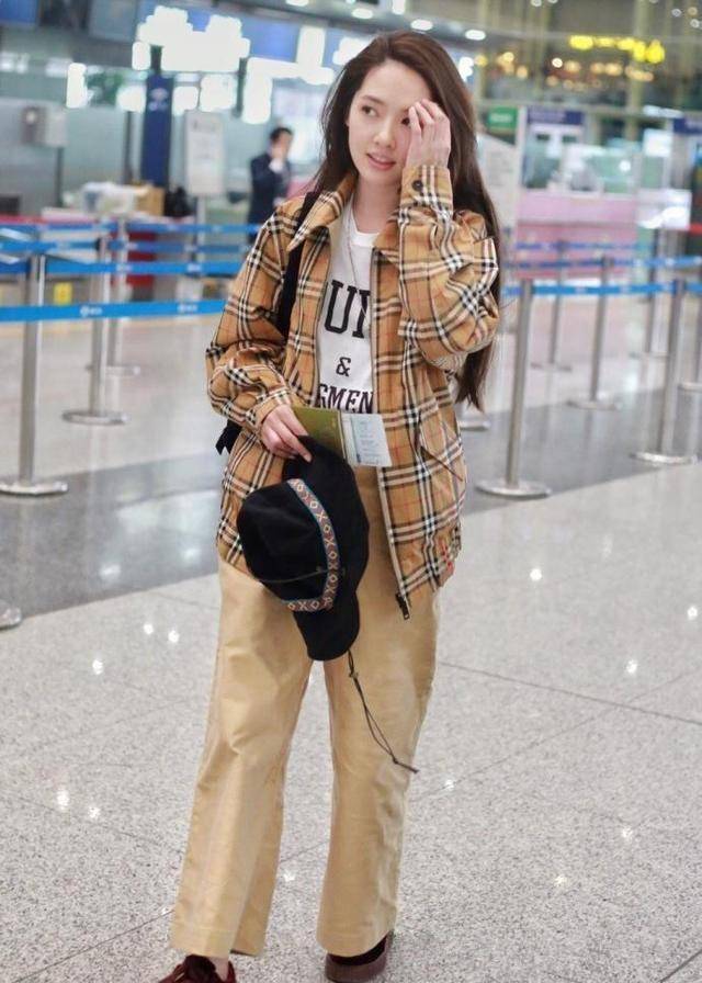 原创郭碧婷终于换风格格子衬衫搭配阔腿裤网友还能美成这样