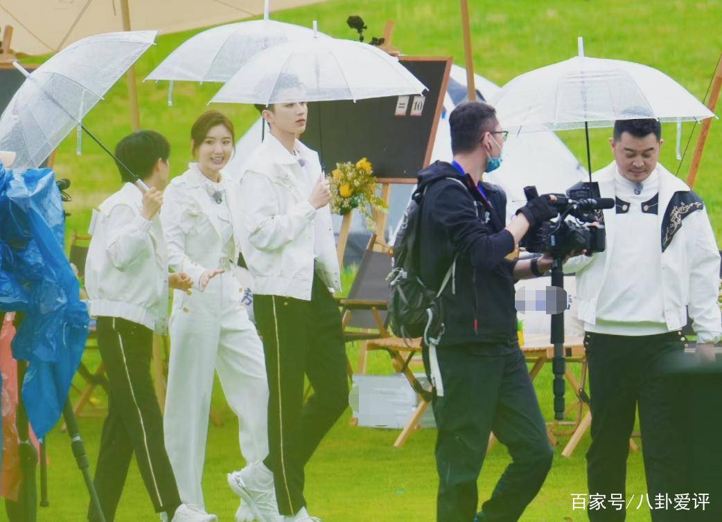 奔跑吧湖州站福利满满baby三十三岁还扎双马尾蔡徐坤再现撑伞名场面