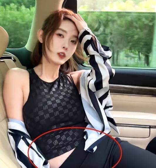 网红"聂小雨"晒美照,"半露香肩"惹人怜,网友:都是假的_身材_穿着_平台