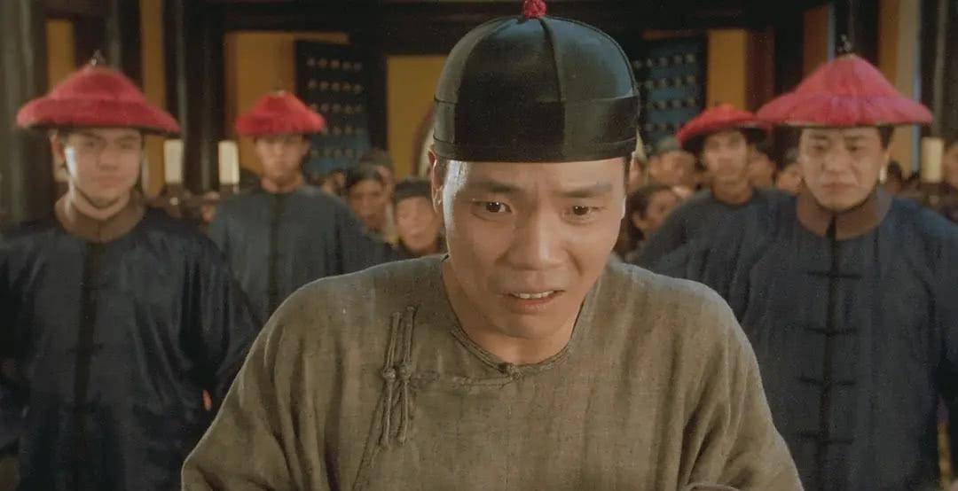 他是周星驰电影黄金配角,一句话一个角色火了26年,59岁自爆0收入_程东