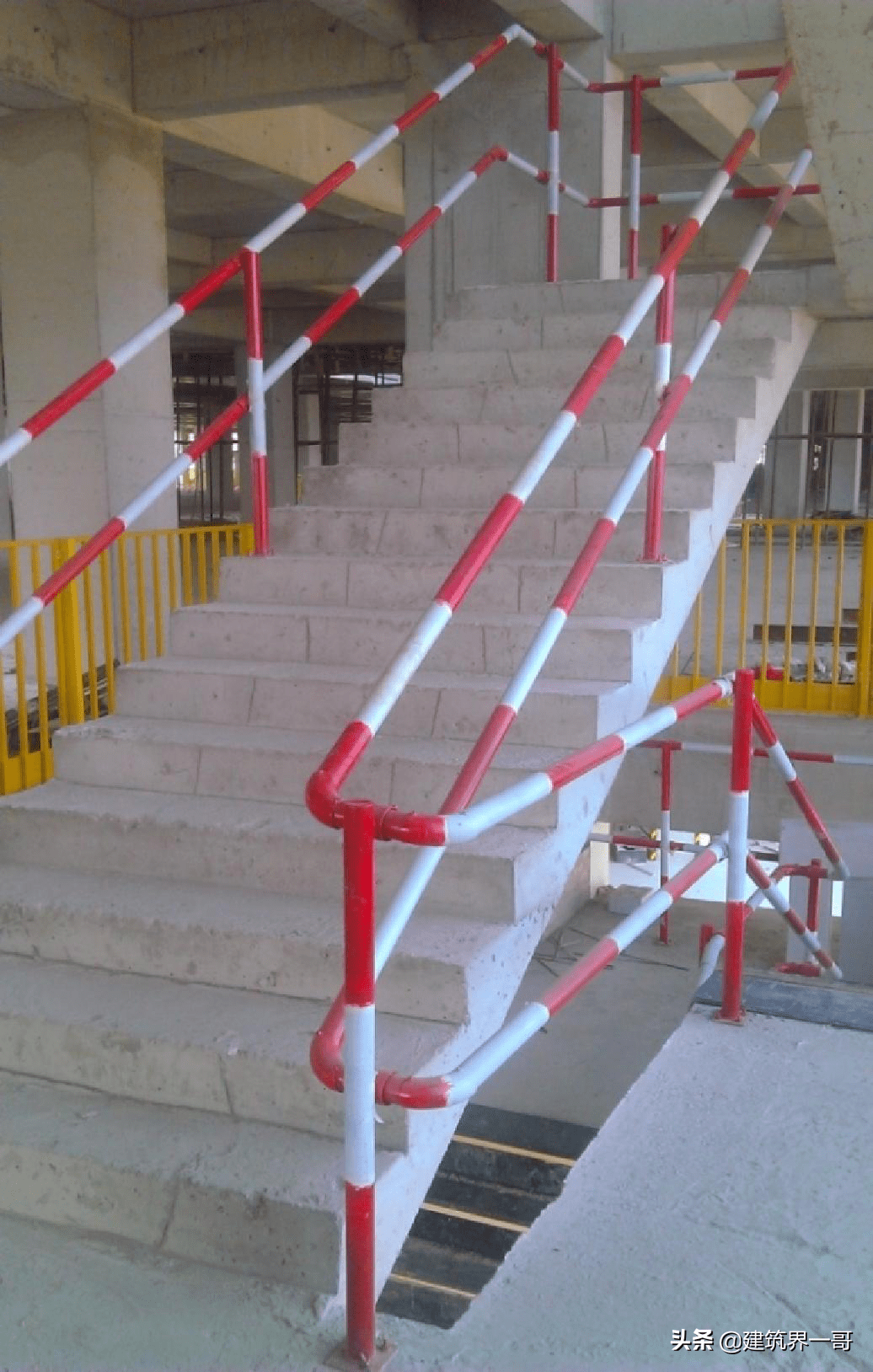 楼梯临边防护采用钢管与套管连接而成,钢管与地面采用m12×100螺栓