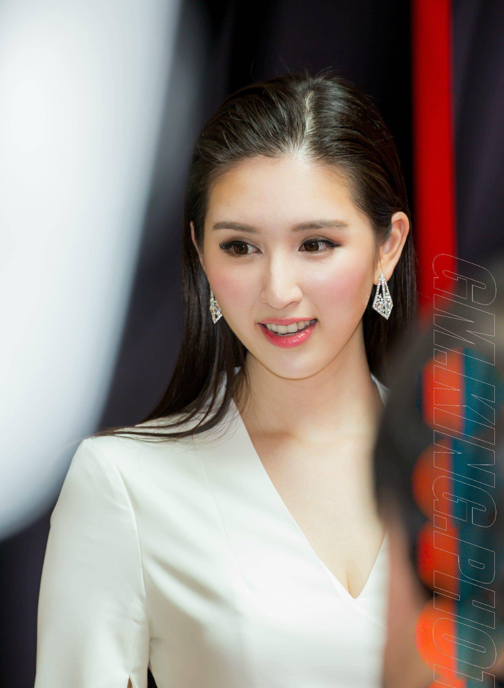 细看何傲儿的经历,实在不普通,出生在一个小富之家,她的父亲叫何世根