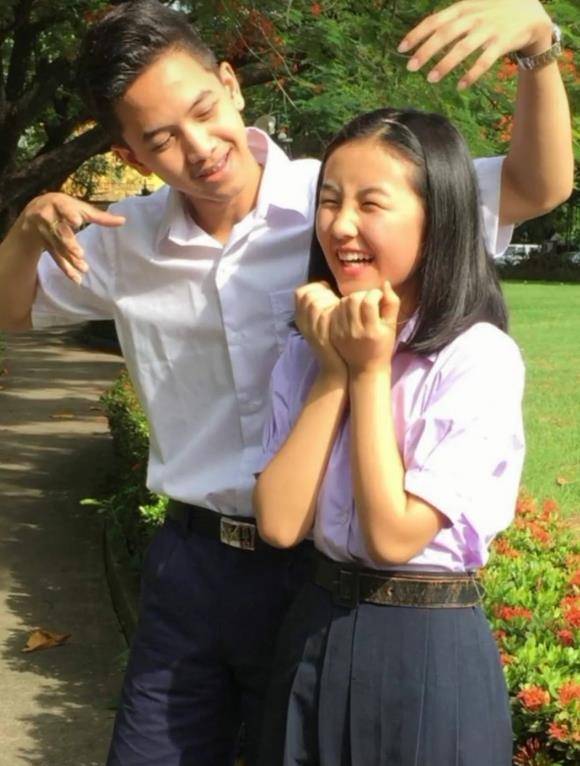 原创张子枫泰国拍戏没了滤镜特权当她和泰星合照颜值水平真实了