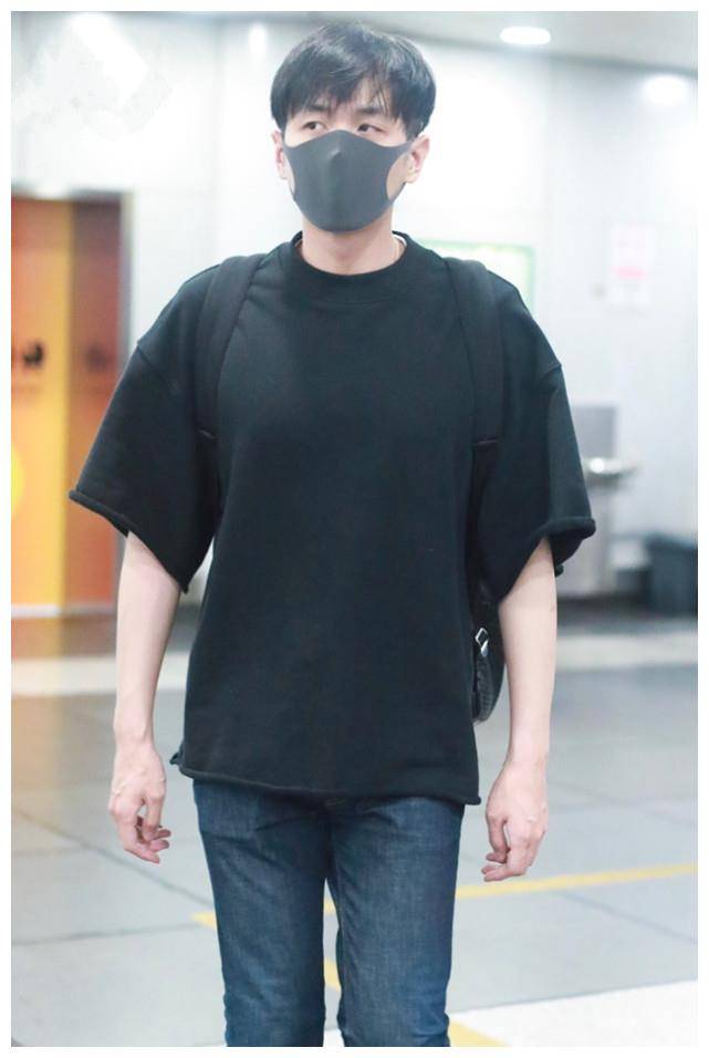 月底结婚的张若昀走机场,t恤牛仔裤都是烂大街款,太接地气了!