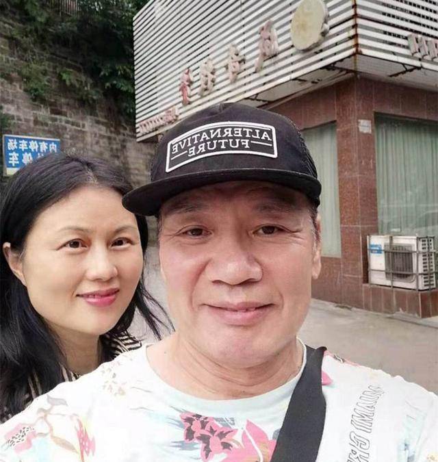 原创64岁老戏骨罗莽老当益壮与小20岁女友逛街表现亲密有再婚打算