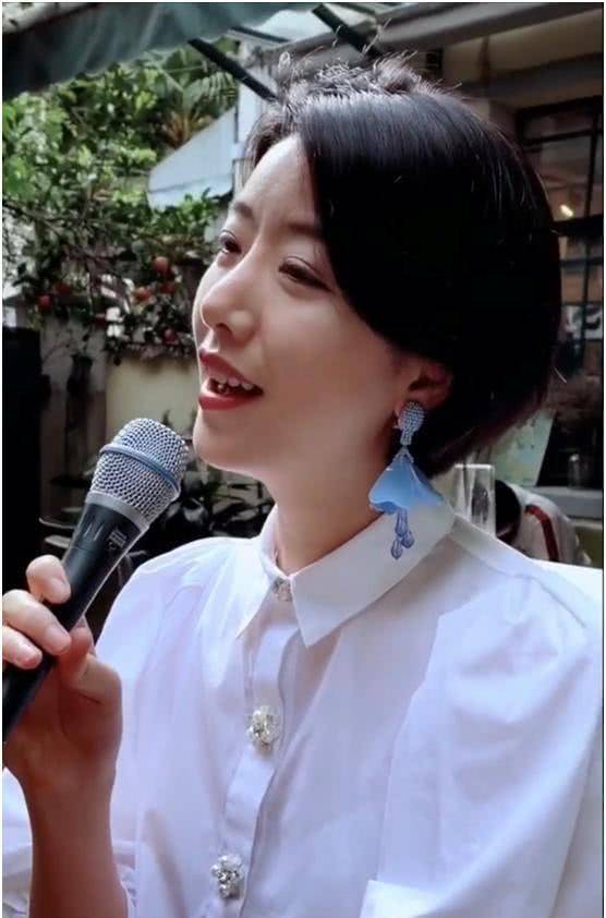 李亚鹏女友唱歌,明星气质不输王菲,曾和男闺蜜畅饮酒量不浅_susie