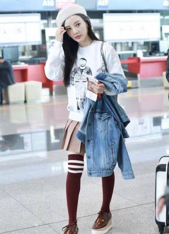 原创38岁李小璐美貌出众白色卫衣配百褶裙减龄穿搭看起来只有18岁