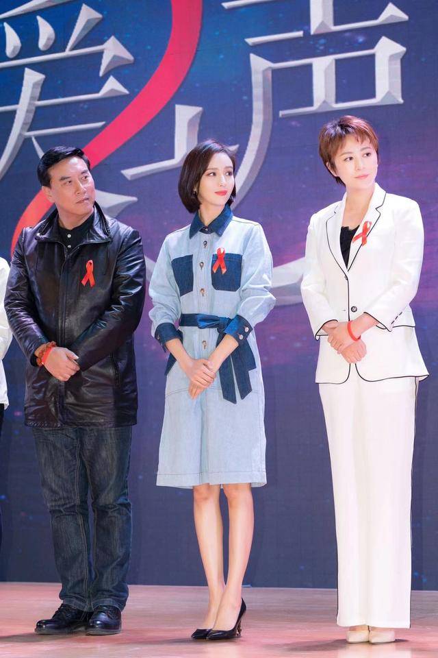 原创佟丽娅恢复单身频换风格烫锁骨短发好有女人味合影曲腿真贴心