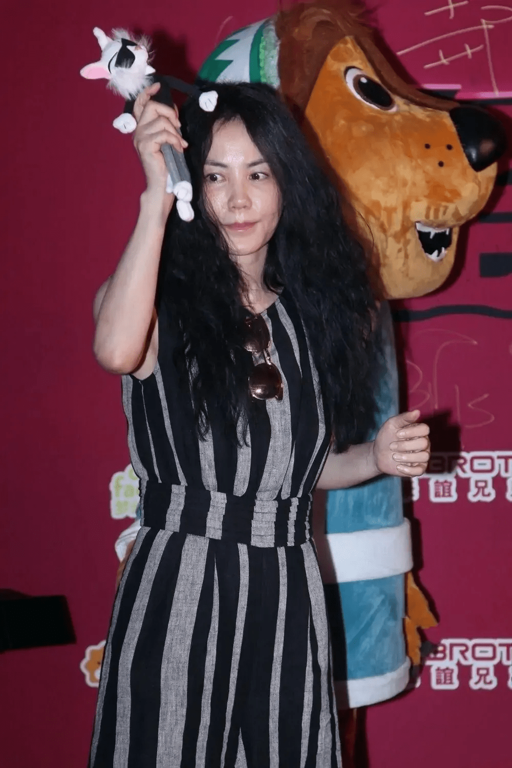 王菲也难逃中年发福,穿条纹连体裤小肚腩明显,留长卷发气质突变