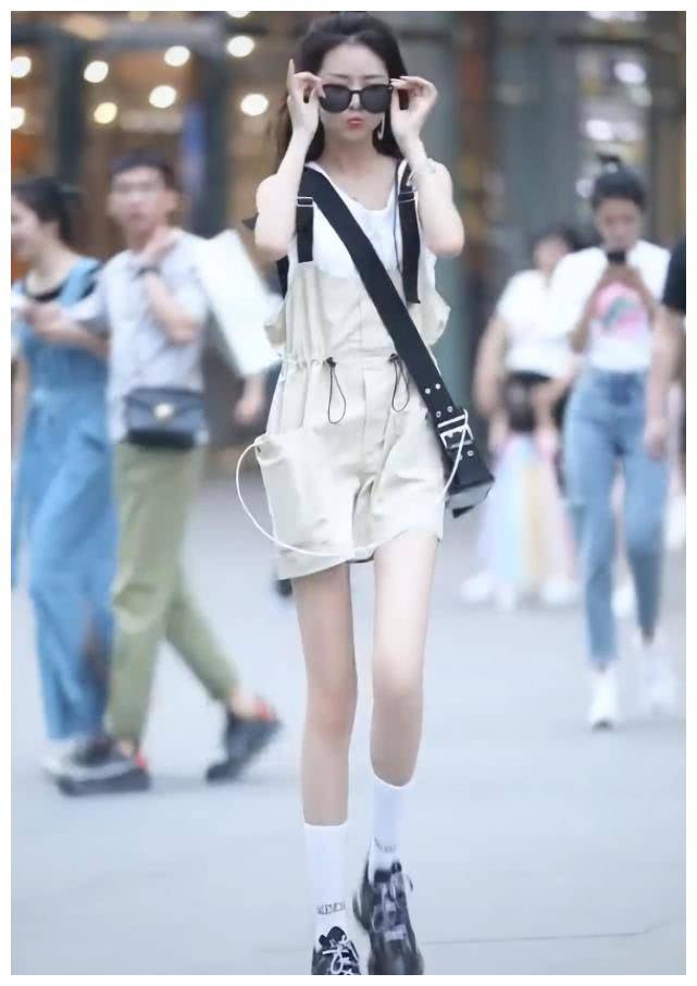 原创晨妍的腿有多美看她穿背带裤机甲鞋后想给她腿买保险