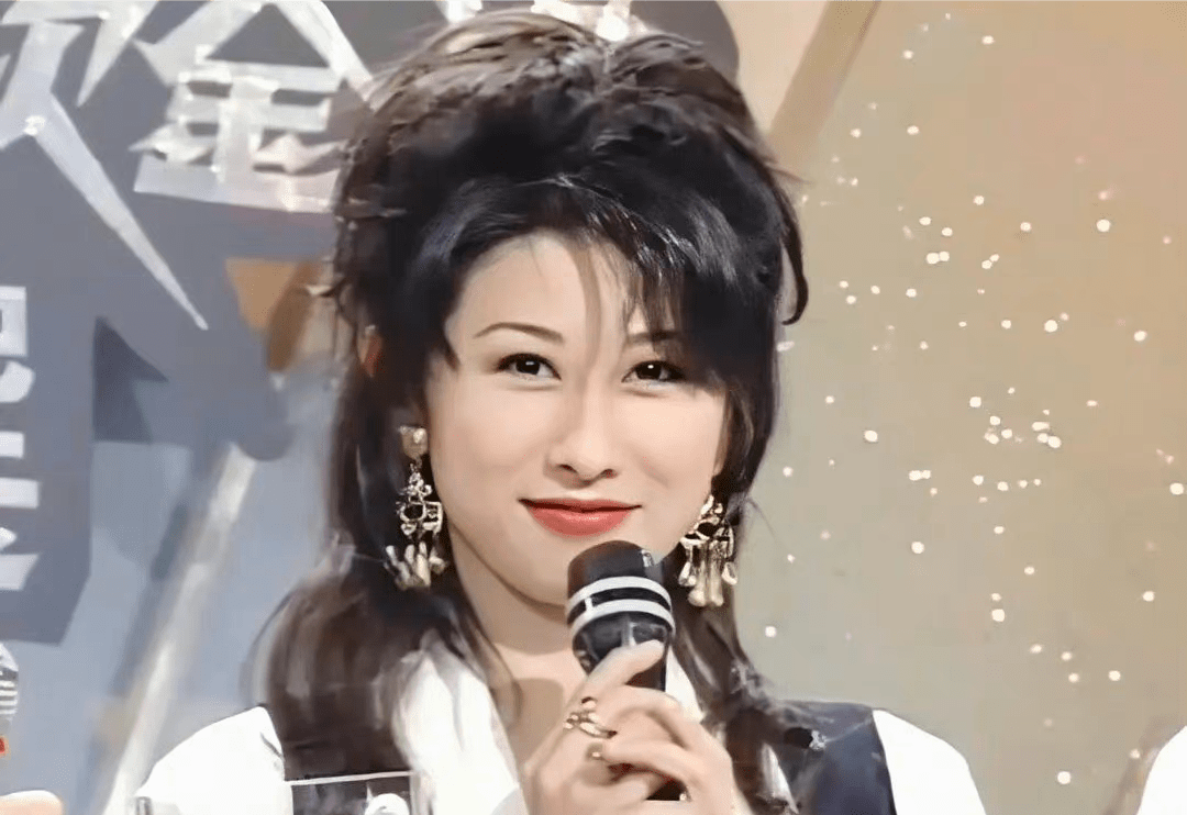 开播6小时破亿港风女神叶倩文红裙银发献唱老歌