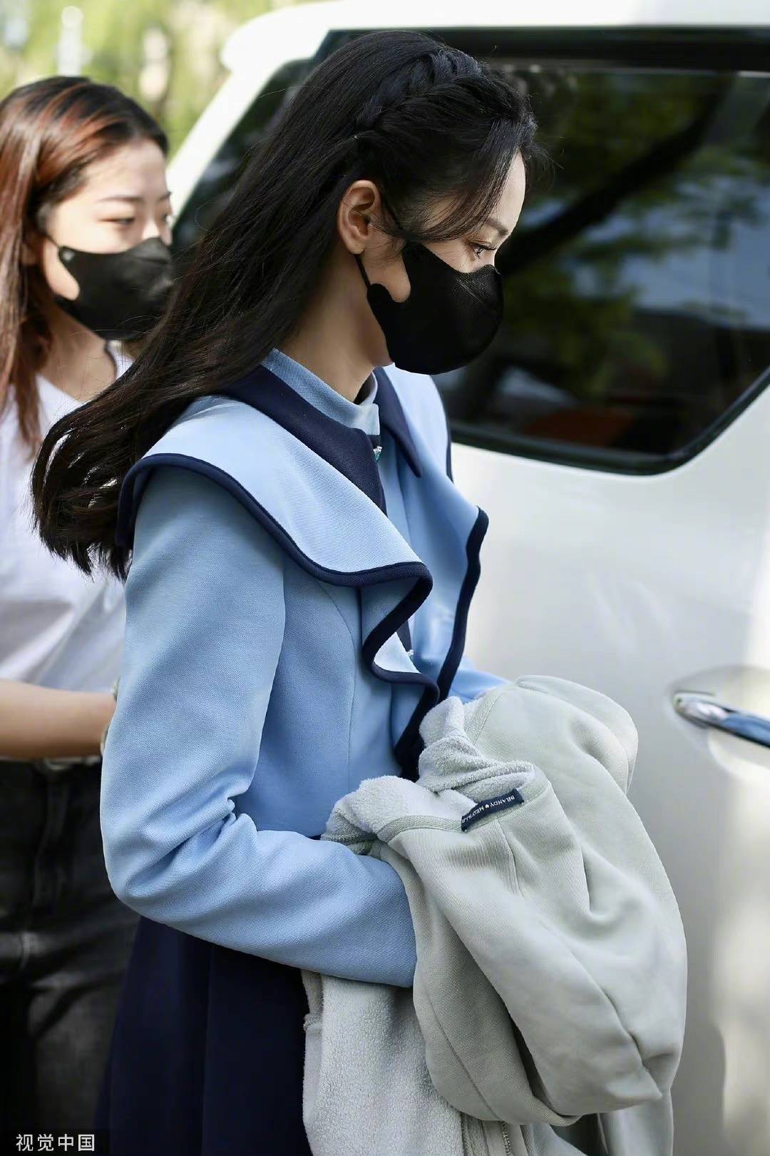 周也现身央视五四晚会录制蓝色学院风裙装书生气息满满