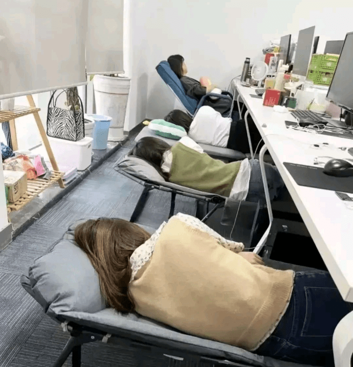 原创白领午休场面引热议躺在工位上小憩网友跟厂妹没啥区别