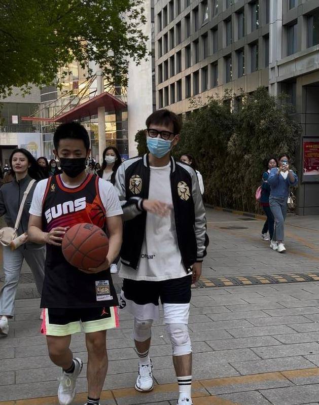 原创大家的现男友李现出现在北电打篮球一身白色球衣青春气息满满