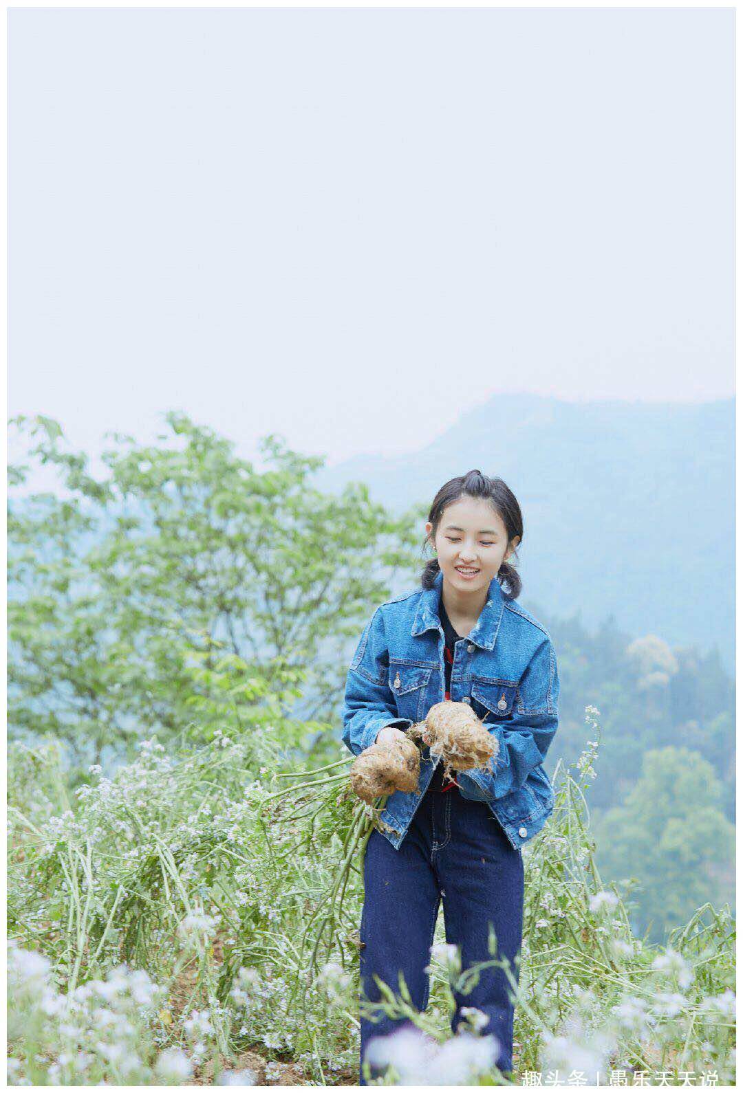 原创张子枫越来越会穿牛仔外套配双马尾青春又俏皮
