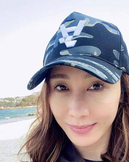 原创阔太黎姿罕见晒素颜照睫毛长翘比妆后还好看状态超好哪像快50