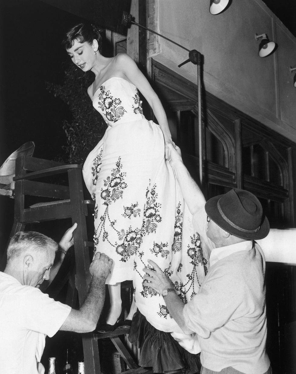 de givenchy为赫本的电影《龙凤配》设计的主要造型