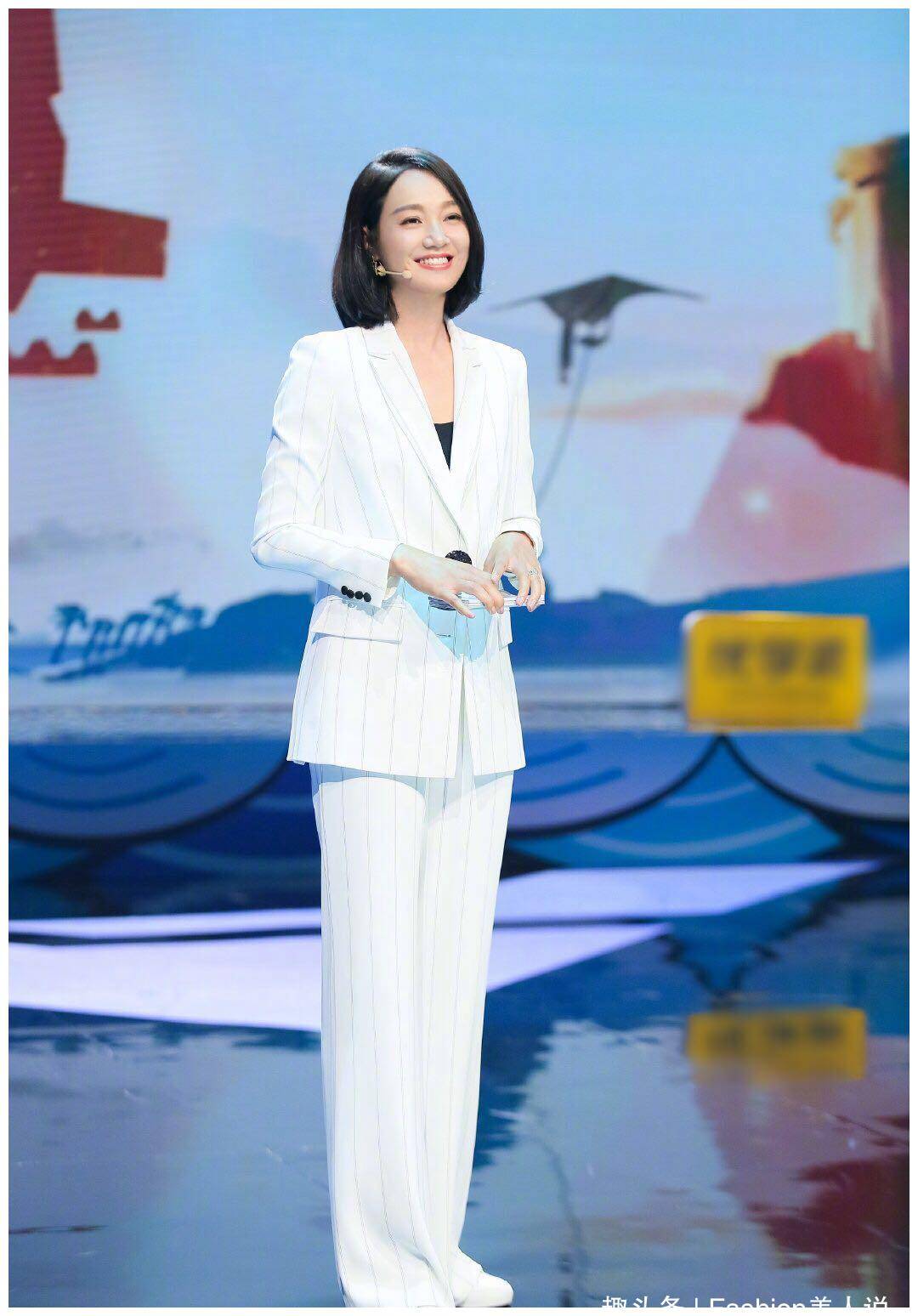 朱丹素颜走机场真实接地气,换上西装主持节目,依旧美得出彩!
