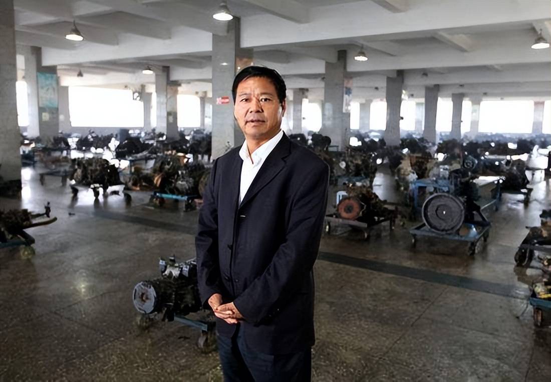 最激烈时,校长荣兰祥甚至命令100多名蓝翔学生在副校长的带领下,坐