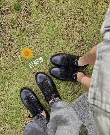 两个人经常在社交平台上秀恩爱,最近在网上晒出一段两个人穿着情侣鞋