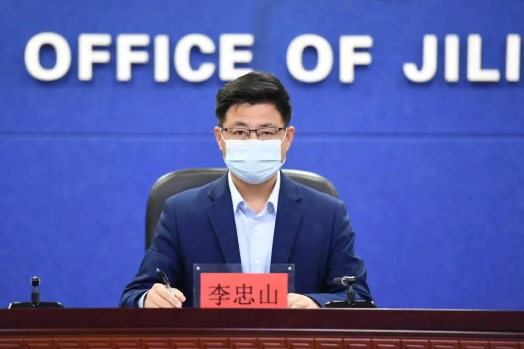 在28日我省疫情防控工作新闻发布会上,省药品监督管理局副局长李忠山