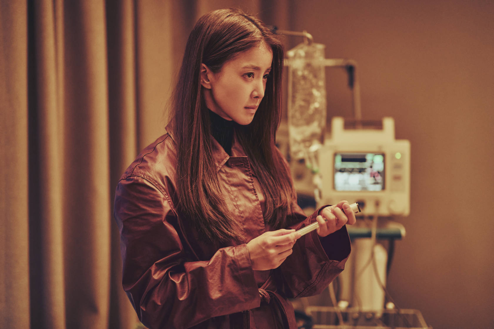 故事描述秘密管理局职员金世河(徐康俊饰),警调专员郑拂晓(金亚中饰)