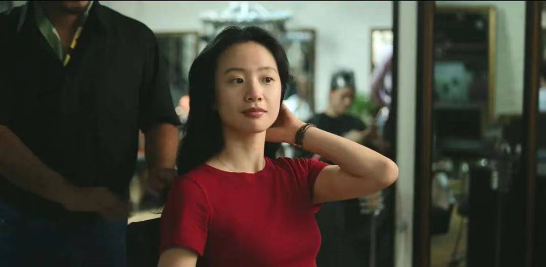 里,李梦就是顶着纯素颜和这头大卷发,演活了朱朝阳的后妈——"坏女人"