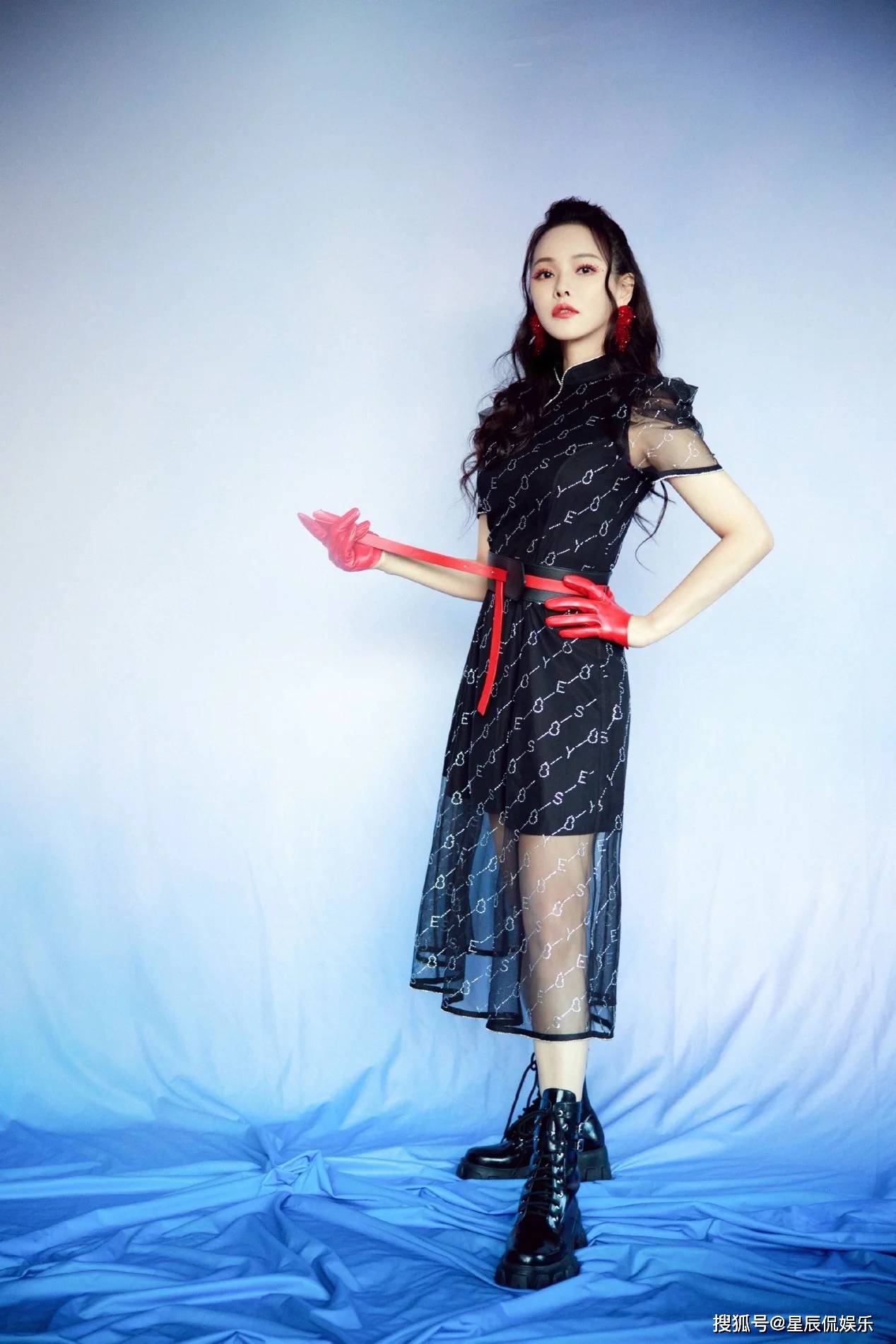 原创伊能静少女感好强用羽毛裙凹造型不显沉重秀端庄优雅好高级