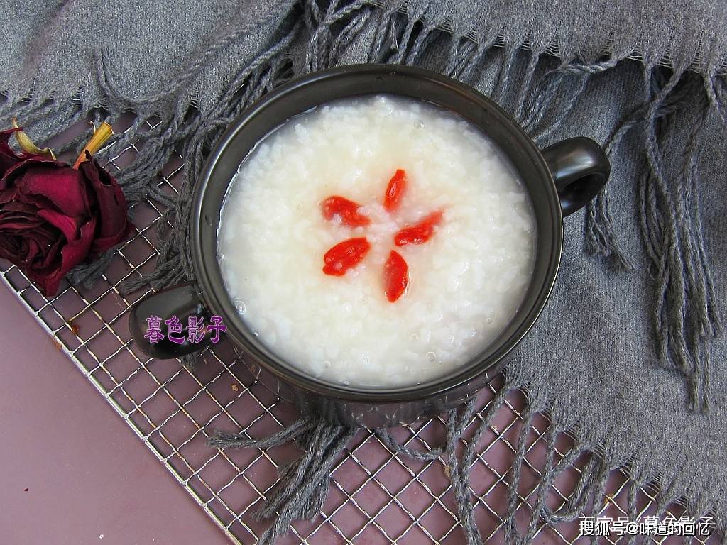 但是也有小妙招,有人把米用水泡了,再煮大错特错了_大米_枸杞粥_米粥
